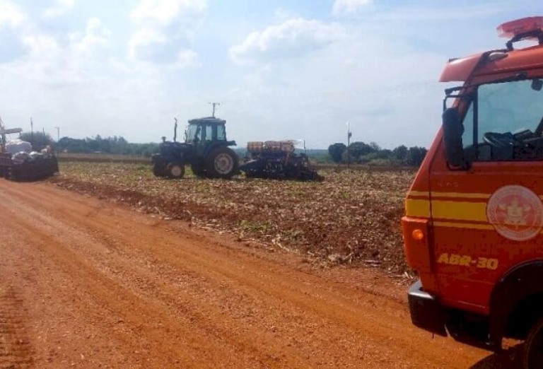 O idoso estava em cima de uma plantadeira, acoplada a um trator, quando foi atacado pelas abelhas, em um sítio na região de Fátima do Sul. (Foto: Jornal MS News)