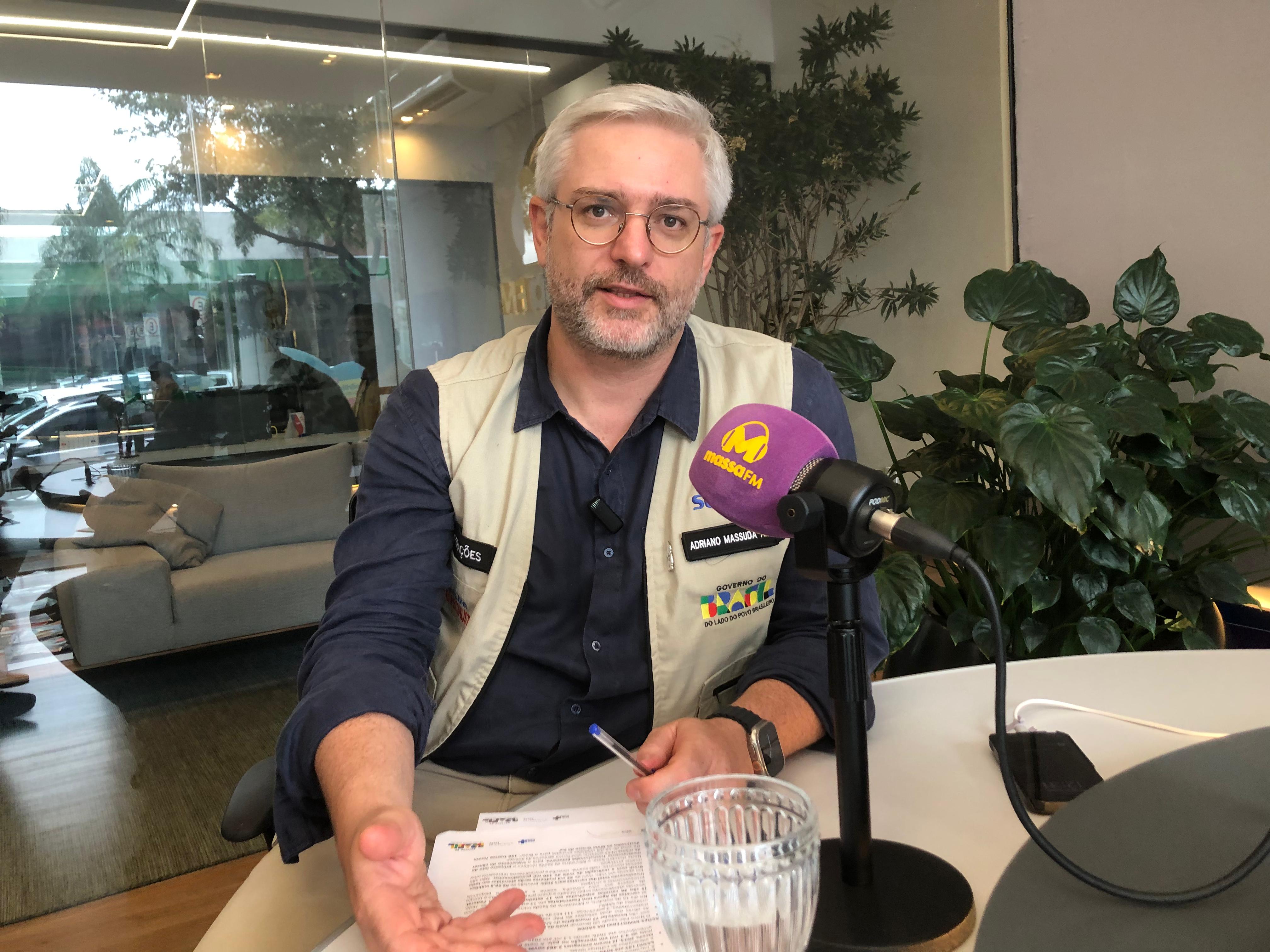 Adriano Massuda na Rádio Massa FM detalhando policlínica, carretas e SAMU indígena em Dourados