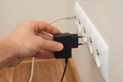 Uma das orientações é retirar os aparelhos da tomada — Foto: Reprodução/Energisa