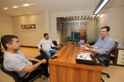 Prefeito Marçal Filho e secretário de Saúde Márcio Figueiredo, juntamente com o neuropediatra Emerson Henklain Ferruzzi, falam sobre o atendimento às famílias de Dourados (Fotos: A. Frota)
