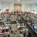 Fiéis participam da missa em homenagem a Nossa Senhora Aparecida, na Matriz Santo Antônio, em Paranaíba (MS).