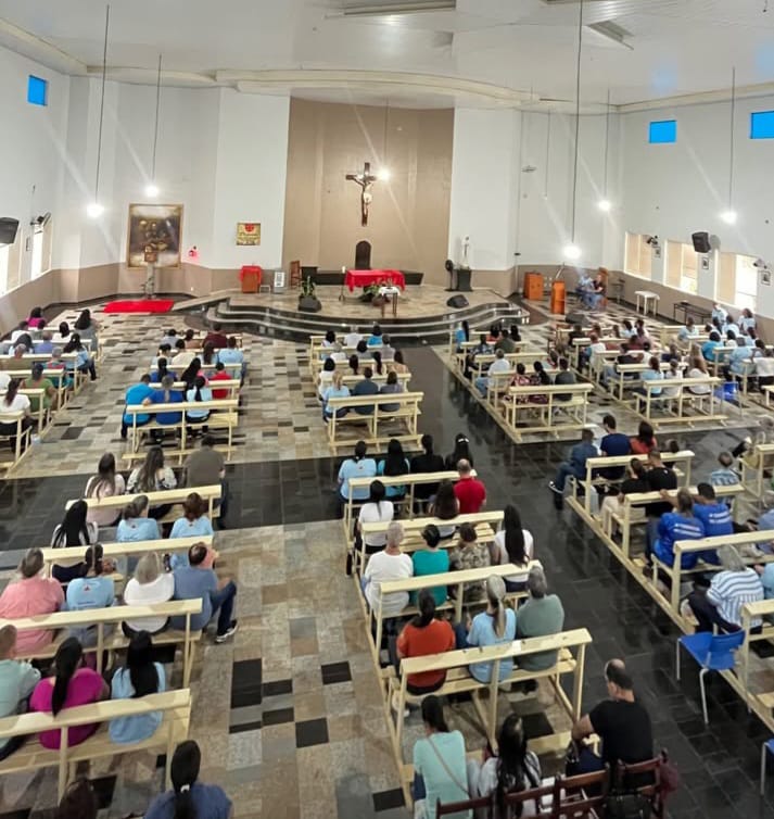 Fiéis participam da missa em homenagem a Nossa Senhora Aparecida, na Matriz Santo Antônio, em Paranaíba (MS).