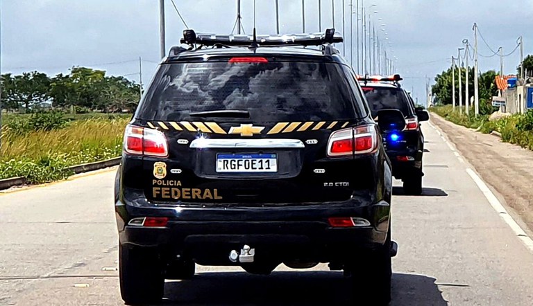 Os agentes federais estão nas ruas da cidade e buscam dar cumprimento a mandado judicial de busca e apreensão, em dois imóveis. Foto: Divulgação/Polícia Federal.
