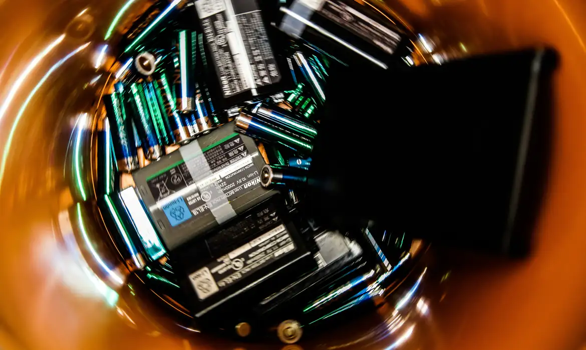 A ação tem como objetivo conscientizar a população sobre a importância do descarte adequado dos resíduos eletrônicos, além de promover a sustentabilidade e a economia circular. Foto: Arquivo/Agência Brasil.