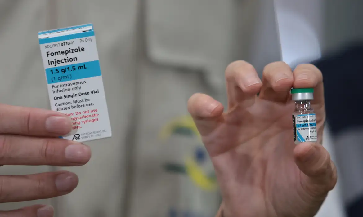Além do fomepizol, outra substância capaz de reverter a intoxicação é o etanol farmacêutico, que pode ser administrado por equipes de saúde antes mesmo da confirmação do quadro por exame laboratorial. Foto: Reprodução/Agência Brasil.