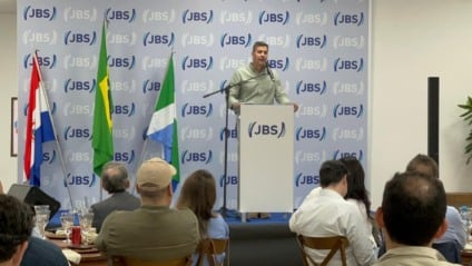 O presidente do Paraguai Santiago Peña durante pronunciamento na JBS em Dourados. (Fotos: Kátia Kuratone e Assessoria de imprensa)