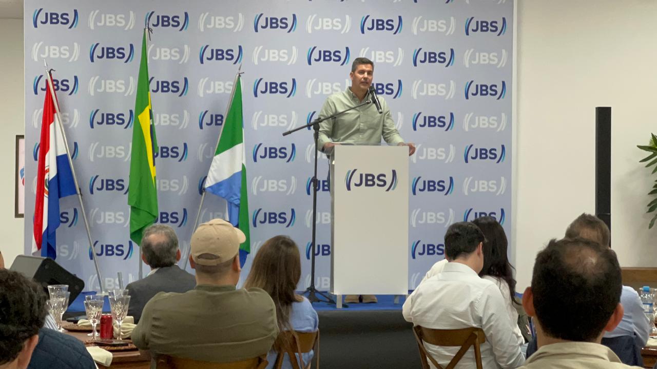 O presidente do Paraguai Santiago Peña durante pronunciamento na JBS em Dourados. (Foto: Kátia Kuratone)