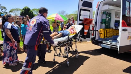Rapaz foi atendimento pelo Samu e encaminhado para o Hospital da Vida ( Foto: Sidnei Bronka)