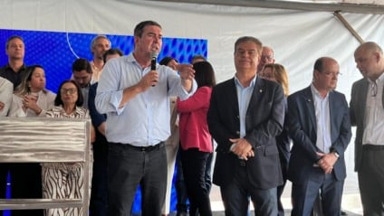Eduardo Riedel durante agenda no aeroporto de Dourados apontando obras do receptivo