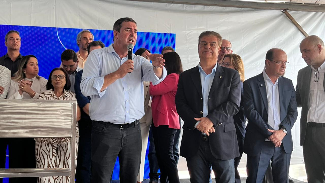 Eduardo Riedel durante agenda no aeroporto de Dourados apontando obras do receptivo