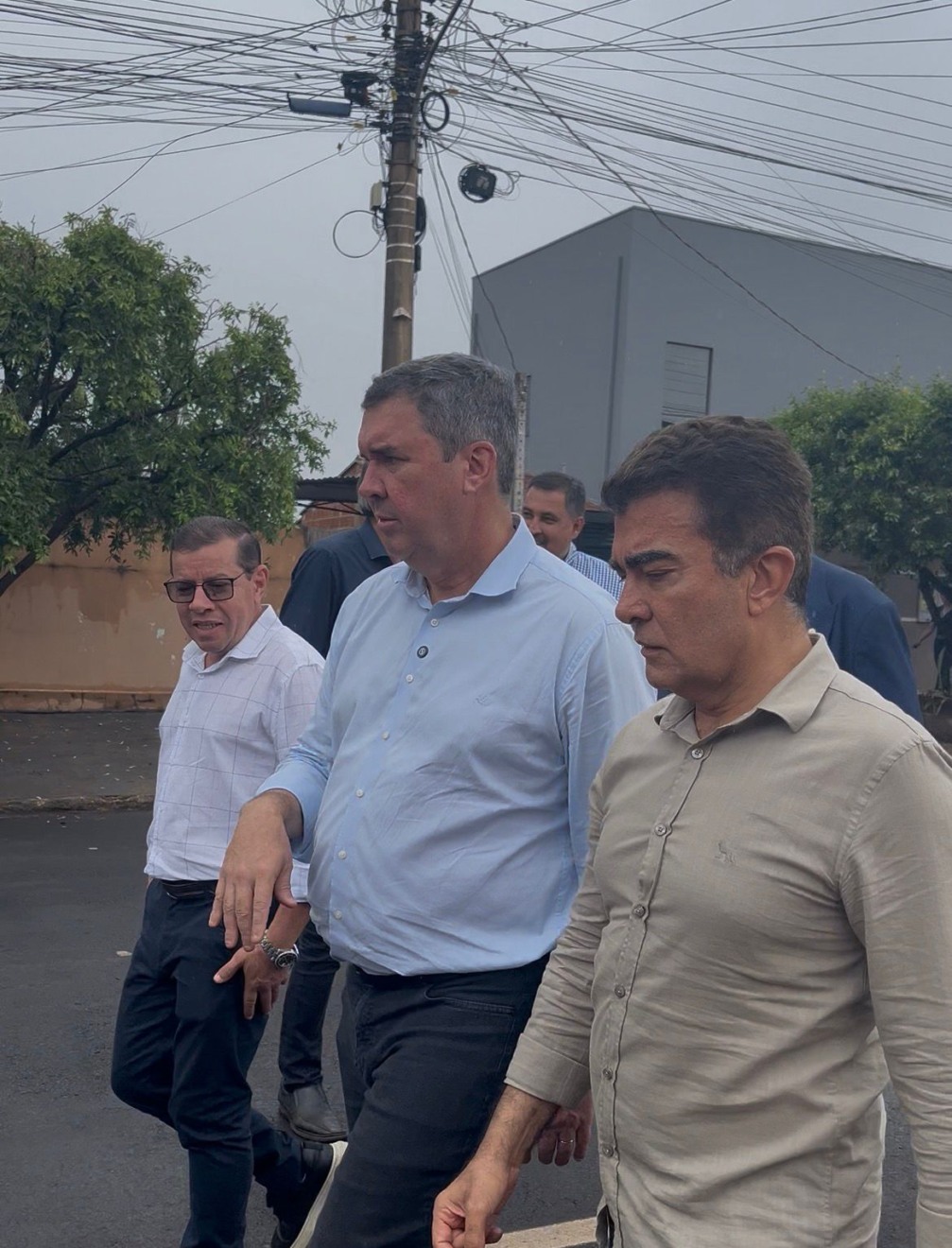 O governador Eduardo Riedel e o prefeito Marçal Filho fizeram uma rápida vistoria nas obras do asfalto do Jardim Água Boa. (Foto: Kátia Kuratone)