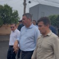 O governador Eduardo Riedel e o prefeito Marçal Filho fizeram uma rápida vistoria nas obras do asfalto do Jardim Água Boa. (Foto: Kátia Kuratone)