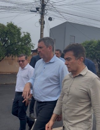 O governador Eduardo Riedel e o prefeito Marçal Filho fizeram uma rápida vistoria nas obras do asfalto do Jardim Água Boa. (Foto: Kátia Kuratone)