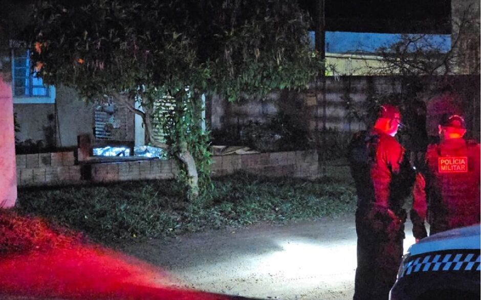 Viatura e perícia isolam área do crime no Jardim Colúmbia em Campo Grande Viatura e perícia isolam área do crime no Jardim Colúmbia em Campo Grande