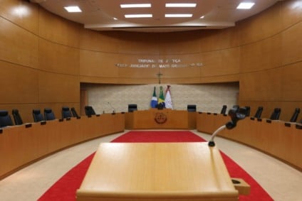 Fachada do TJMS com referência à 1ª Câmara Criminal em sessão de julgamentos.