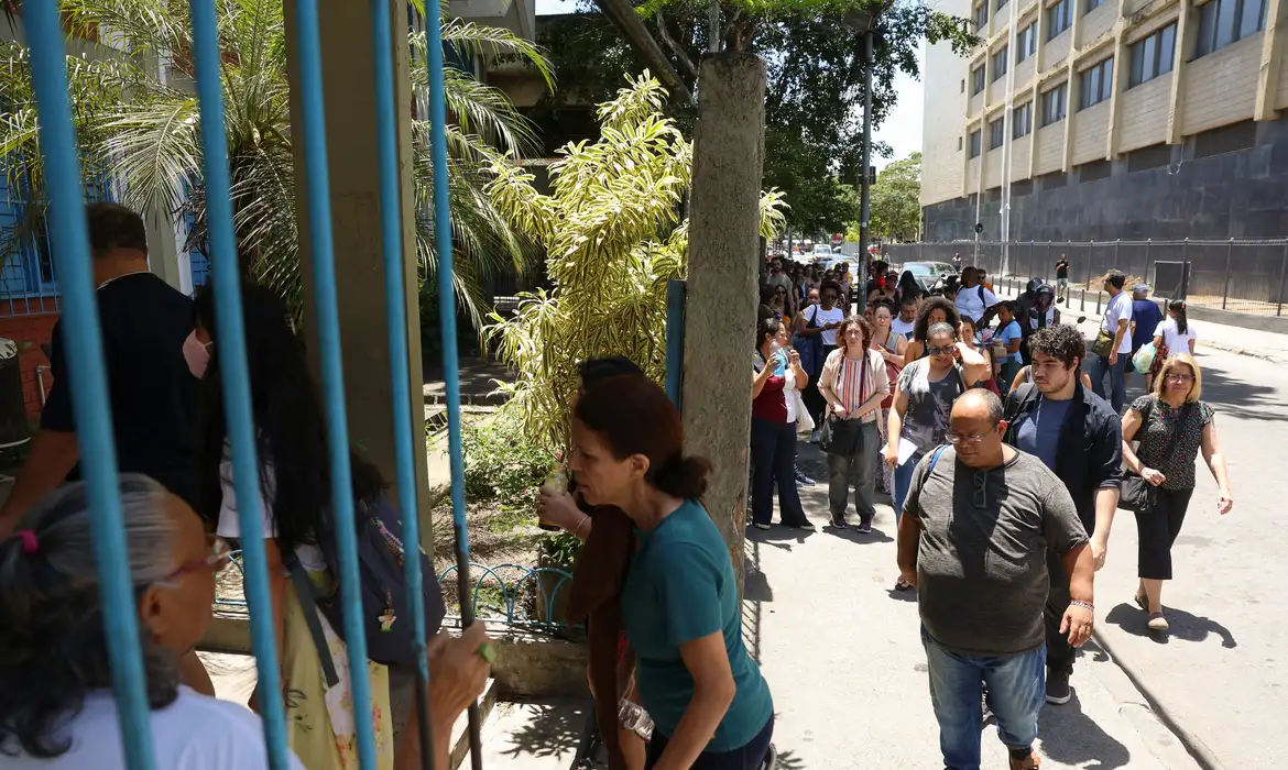 A parte da prova com conteúdo de formação geral incluiu 30 questões objetivas e uma discursiva, elaboradas a partir de temas ligados à formação de um professor. Foto: Reprodução/Agência Brasil.