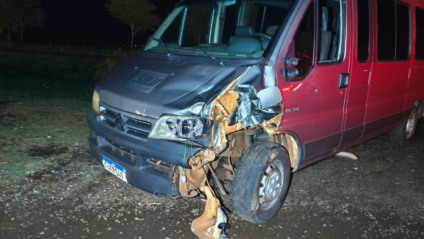 Van que atingiu a motocicleta onde estavam Isaque e Danilo. (Foto: Leandro Holsbach)