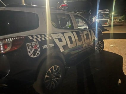 Viatura da Polícia Militar durante a operação que resultou na prisão de três suspeitos e na apreensão de combustíveis clandestinos na BR-158