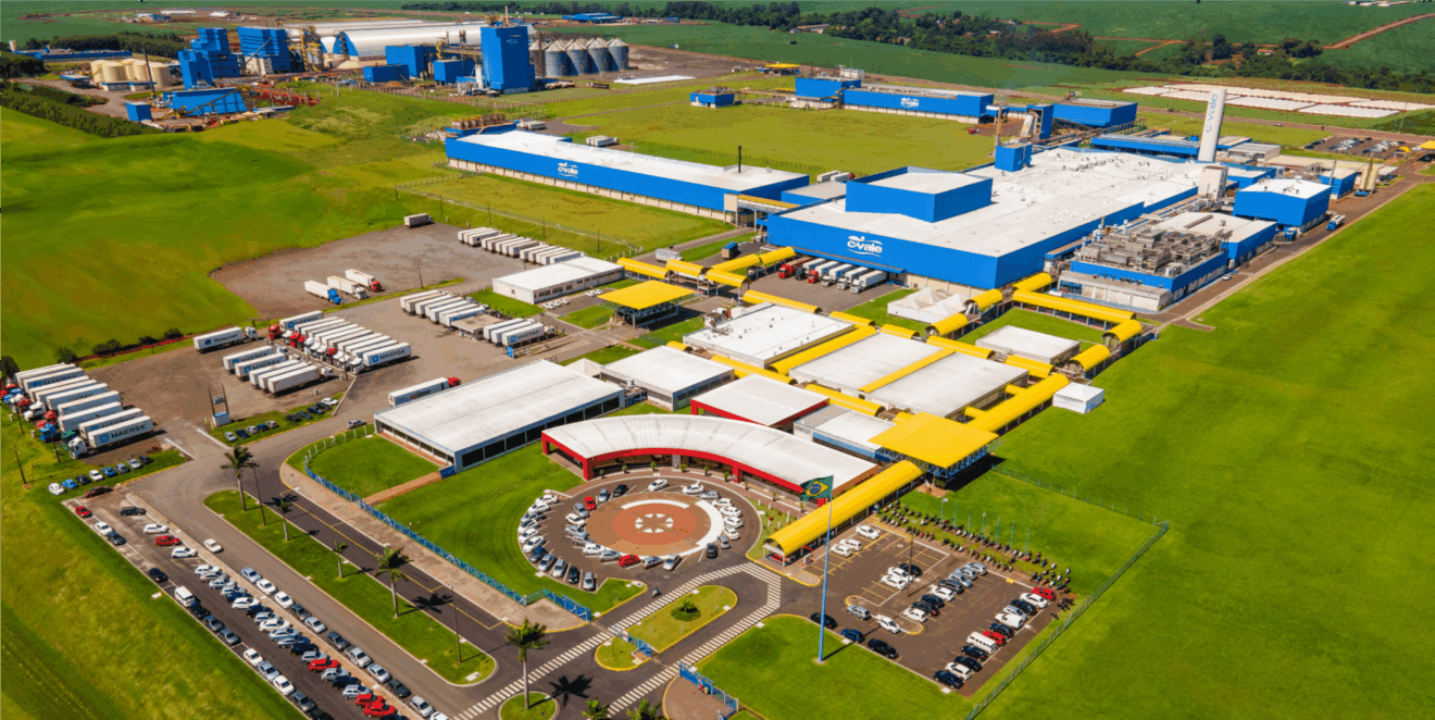 Estrutura de silos e indústria de cooperativa agrícola em operação