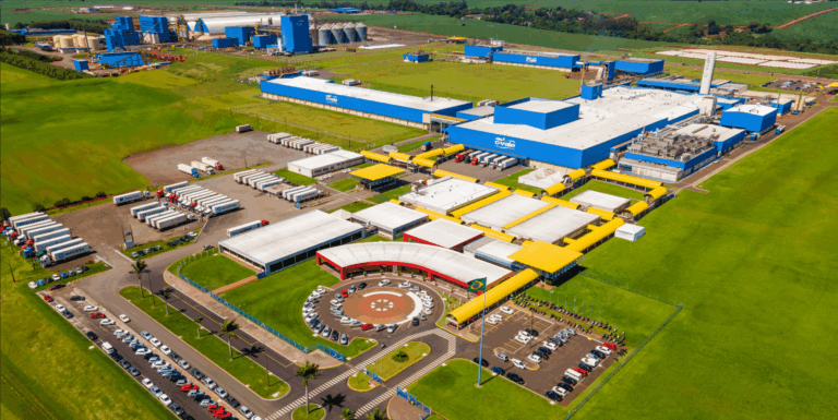 Estrutura de silos e indústria de cooperativa agrícola em operação