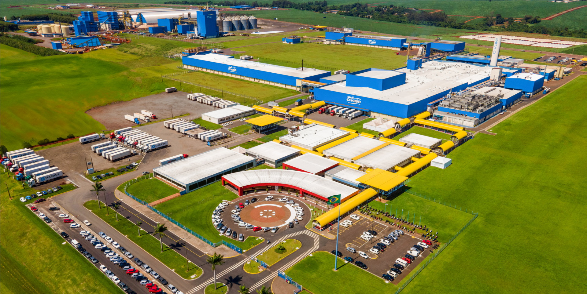 Estrutura de silos e indústria de cooperativa agrícola em operação