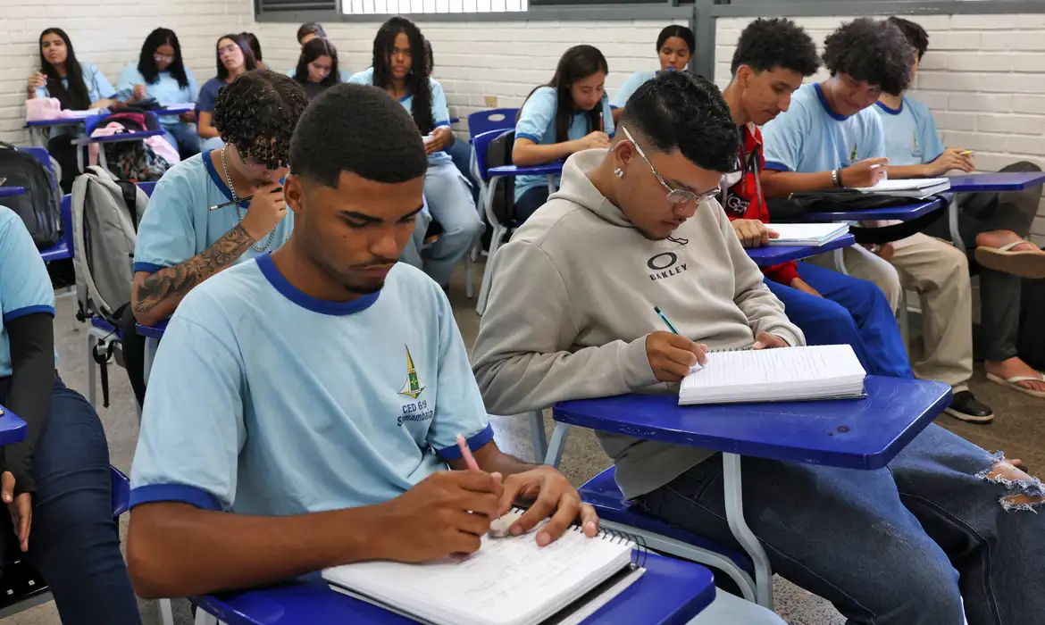Atualmente, o Pé-de-Meia atende cerca de 4 milhões de estudantes do ensino médio das redes públicas em todo o país. Foto: Reprodução/Agência Brasil.