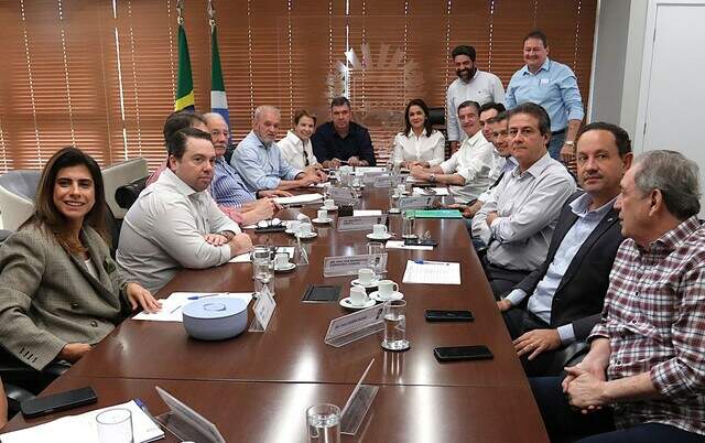 Autoridades reunidas na Governadoria em Campo Grande discutindo prioridades de investimentos públicos. Autoridades reunidas na Governadoria em Campo Grande discutindo prioridades de investimentos públicos.