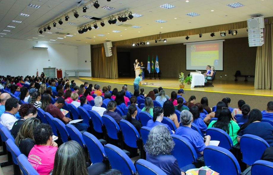 Seminário reúne agentes comunitários de saúde e de endemias para debater desafios e novas tecnologias Seminário reúne agentes comunitários de saúde e de endemias para debater desafios e novas tecnologias