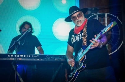 Público reunido ao ar livre em Campo Grande durante show e atrações culturais de fim de semana em Mato Grosso do Sul