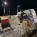 Droga estava escondida entre a carga do caminhão / Foto: PRF/Divulgação