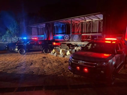 Compartimento oculto escondia diversos tabletes de cocaína - Reprodução/PCMS