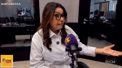 Ana Paula Moreira, no estúdio da rádio Massa Campo Grande (Foto: Live)