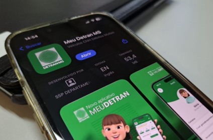 Tela do aplicativo Meu Detran exibindo aviso de licenciamento 2025 em atraso em Mato Grosso do Sul.