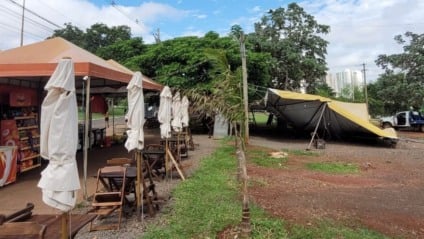 Toldo ficou retorcido na Avenida Afonso Pena (Foto: Karina Anunciato)
