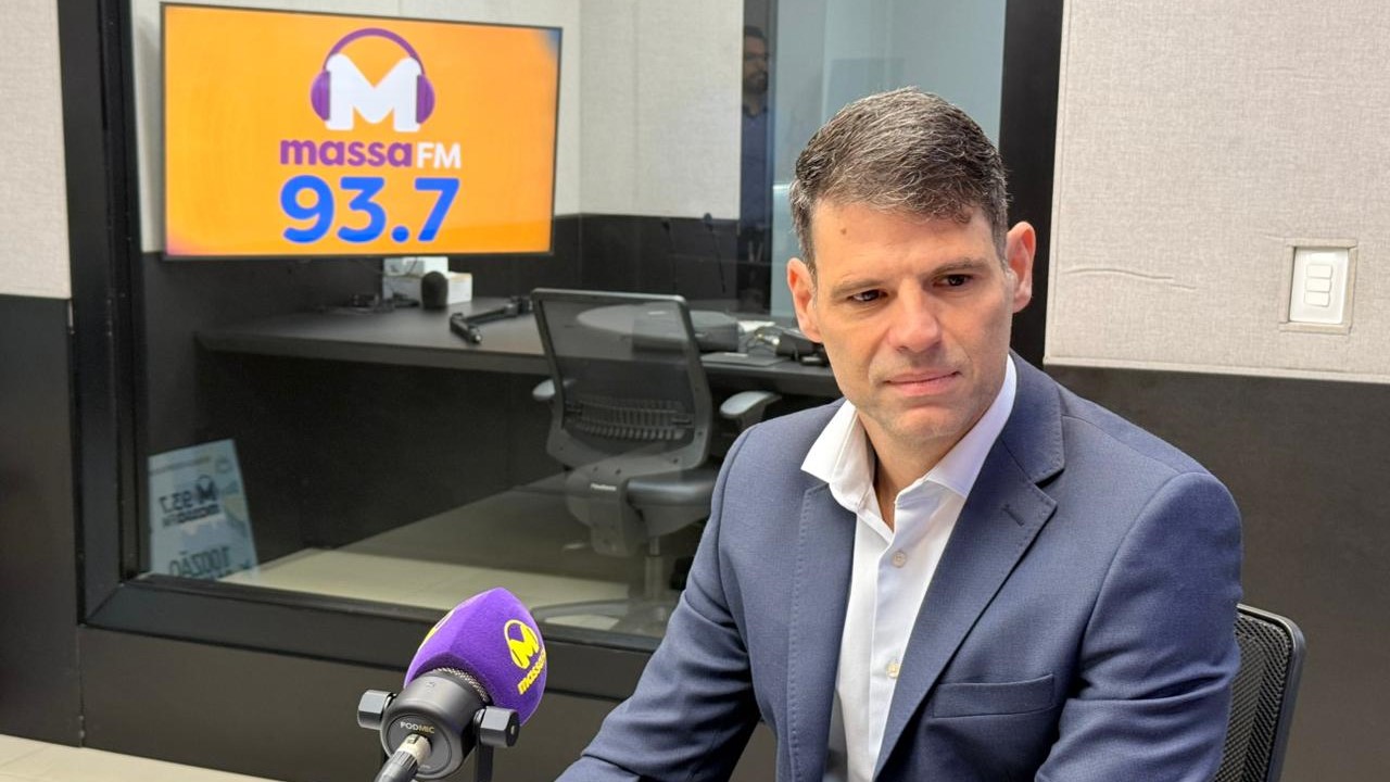 Bruno Bastos, no estúdio da rádio Massa Campo Grande (Foto: Adriano Hany/ Massa CG)