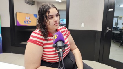 Clara Lanzoni, no estúdio da rádio Massa (Foto: João Balbueno/ Massa CG)