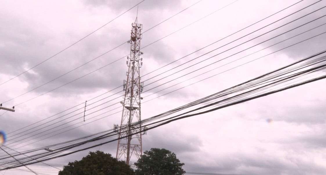 Enquanto outras cidades do estado ampliam o acesso às redes 4G e 5G, Três Lagoas ainda enfrenta áreas sem cobertura e uma população que sofre com prejuízos diários. Foto: Reprodução/TVC HD. Enquanto outras cidades do estado ampliam o acesso às redes 4G e 5G, Três Lagoas ainda enfrenta áreas sem cobertura e uma população que sofre com prejuízos diários. Foto: Reprodução/TVC HD.