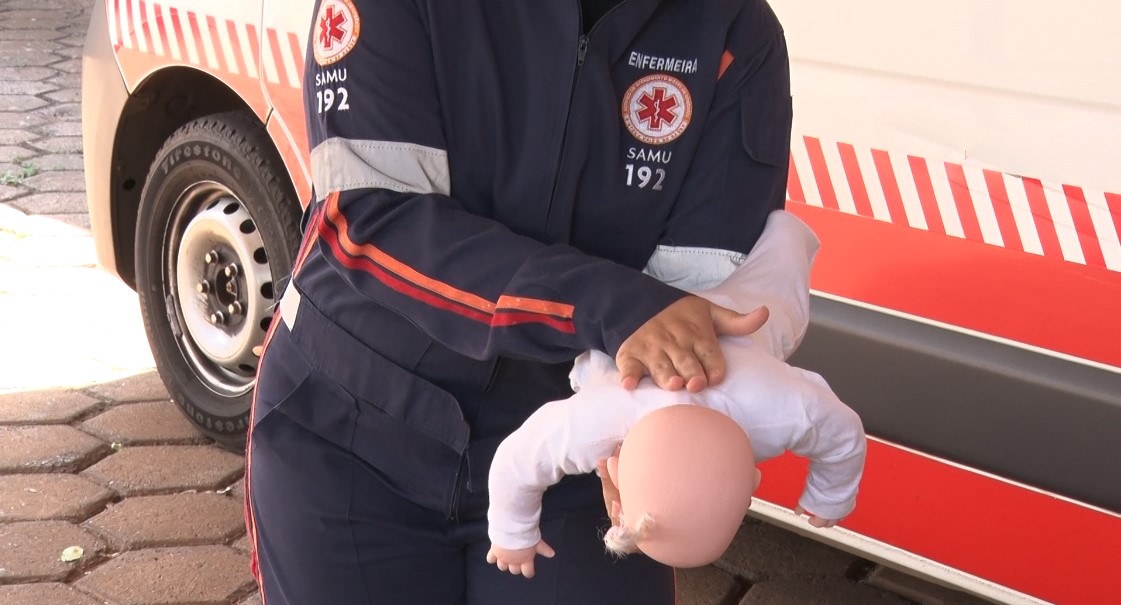 A coordenadora de enfermagem do Samu, Jéssica Baptista, destacou que o procedimento para adultos e crianças acima de um ano também foi atualizado. Foto: Reprodução/TVC HD.