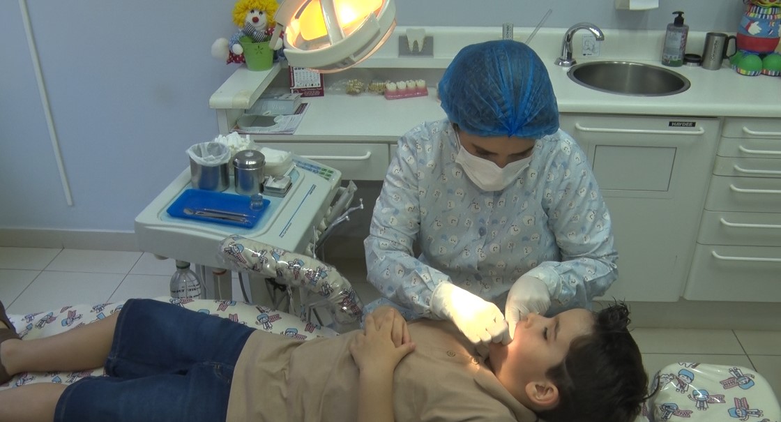 De acordo com dados da Pesquisa Nacional de Saúde Bucal (SB Brasil), divulgados em 2024 pelo Ministério da Saúde, houve melhora significativa na saúde bucal das crianças brasileiras. Foto: Reprodução/TVC HD.