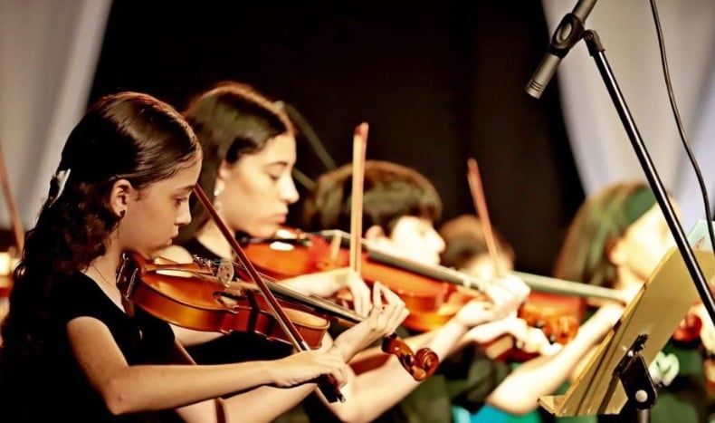 Atualmente, o grupo é composto por cerca de 60 alunos em apresentação e outros 40 em processo de preparação, evidenciando o crescimento constante do projeto e seu impacto na formação musical da cidade. Foto: Divulgação/Assessoria.