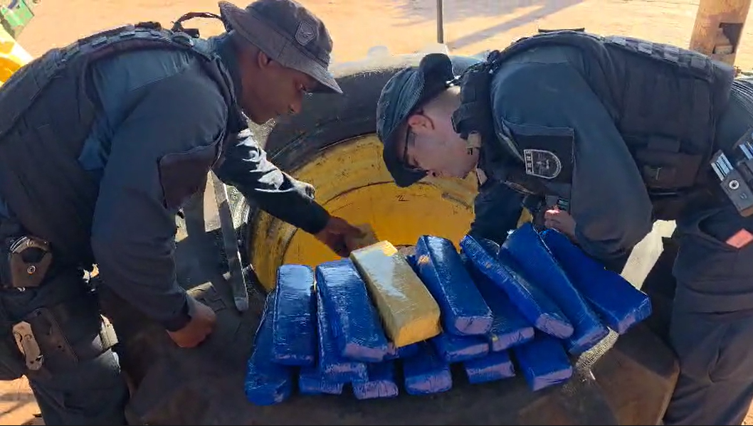 Droga estava escondida nos pneus traseiros do trator / Foto: BPMRv/Divulgação