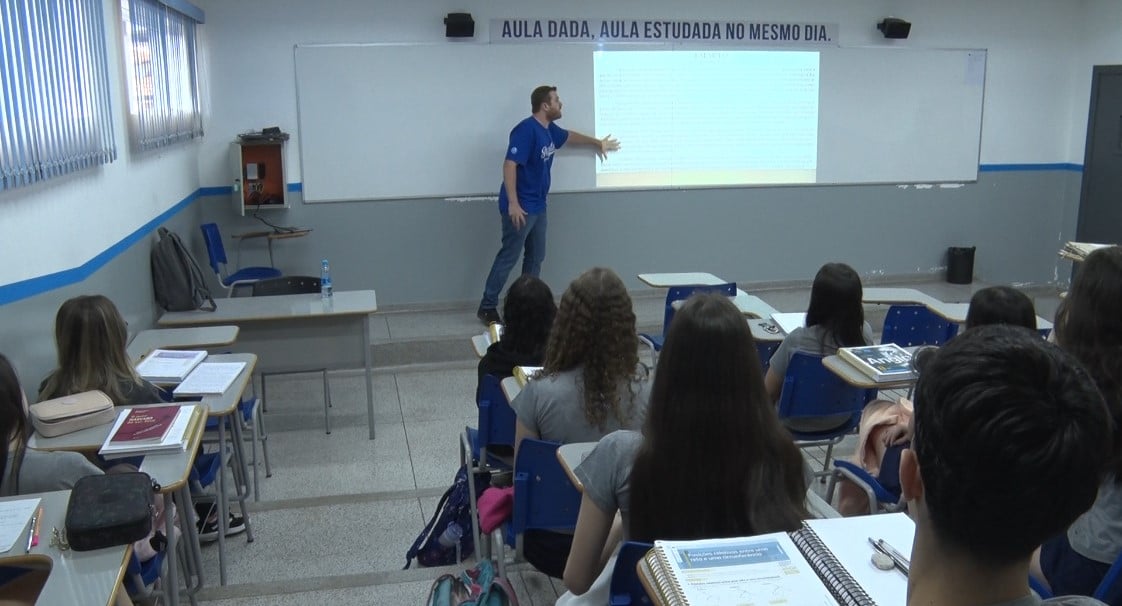 Após a redação e as questões de linguagens e ciências humanas, os estudantes voltam às salas de aula neste domingo (16) para a segunda etapa do Enem, com provas de matemática e ciências da natureza. Foto: Reprodução/TVC HD. Após a redação e as questões de linguagens e ciências humanas, os estudantes voltam às salas de aula neste domingo (16) para a segunda etapa do Enem, com provas de matemática e ciências da natureza. Foto: Reprodução/TVC HD.