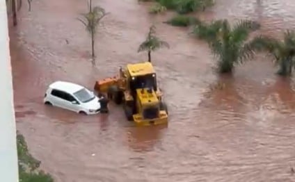 Momento em que homem resgata criança presa no alagamento - Foto: Ouvinte/Massa FM