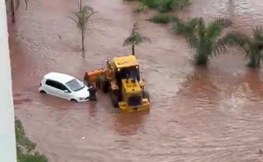 Momento em que homem resgata criança presa no alagamento - Foto: Ouvinte/Massa FM