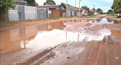 Moradores reclamam de falta de infraestrutura em rua alagada no bairro Vila Nova