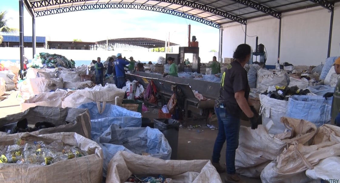 No Dia da Reciclagem e do Reciclador, o reconhecimento não é apenas simbólico: ele tem nomes, rostos, trajetórias e impacto real na cidade. Foto: Reprodução/TVC HD.