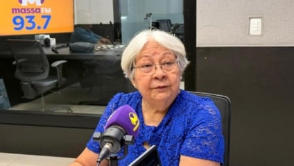 Delasnieve Daspet, no estúdio da rádio Massa Campo Grande (Foto: Lorena Franco/ Massa CG)