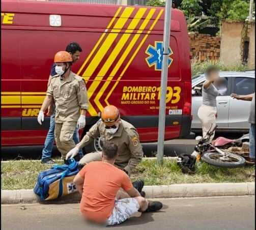 Homem é socorrido pelo Corpo de Bombeiros e Samu após cair com moto em avenida no bairro Santa Luzia. Foto: Alfredo Neto/RCN 67. Homem é socorrido pelo Corpo de Bombeiros e Samu após cair com moto em avenida no bairro Santa Luzia. Foto: Alfredo Neto/RCN 67.