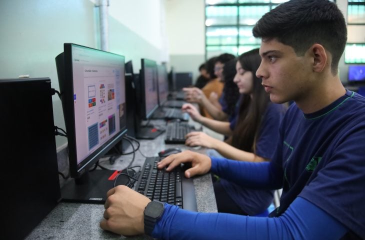 O processo segue até o dia 22 de dezembro e deve ser feito de forma online, por meio do site da Matrícula Digital, ou presencialmente, nas unidades de ensino da cidade. Foto: Reprodução/Governo de Mato Grosso do Sul. O processo segue até o dia 22 de dezembro e deve ser feito de forma online, por meio do site da Matrícula Digital, ou presencialmente, nas unidades de ensino da cidade. Foto: Reprodução/Governo de Mato Grosso do Sul.