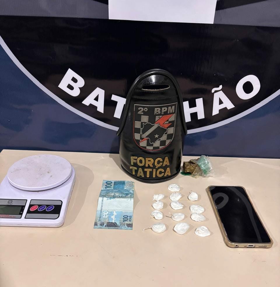 Traficante atendia pedidos de viciados por aplicativos e buscava multidão dos alunos para tentar passar desapercebido. Foto: Divulgação/Polícia Militar.